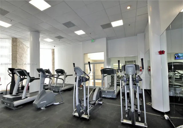 $7,000 | 5151 Collins Avenue, Unit 933, Miami Beach, FL 33140