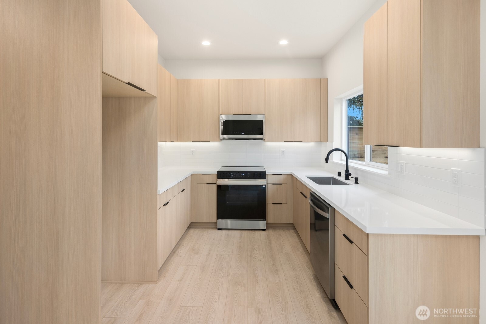 910 South 138th Street, Unit B Burien, WA 98168 - Photo 2 of 16