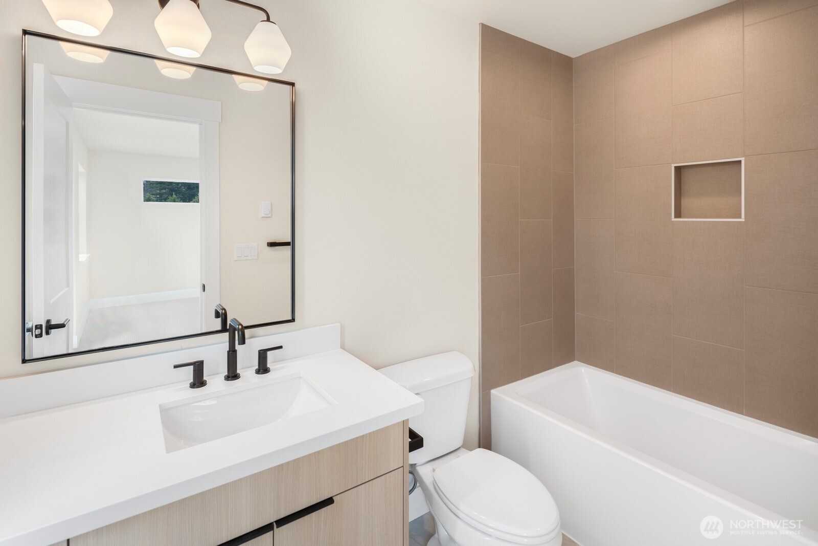 910 South 138th Street, Unit B Burien, WA 98168 - Photo 9 of 16