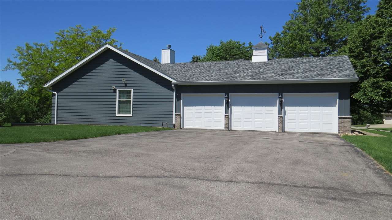 3875 Pro Road Northeast Solon, IA 52333 - Photo 3 of 32 Gallery Image 3