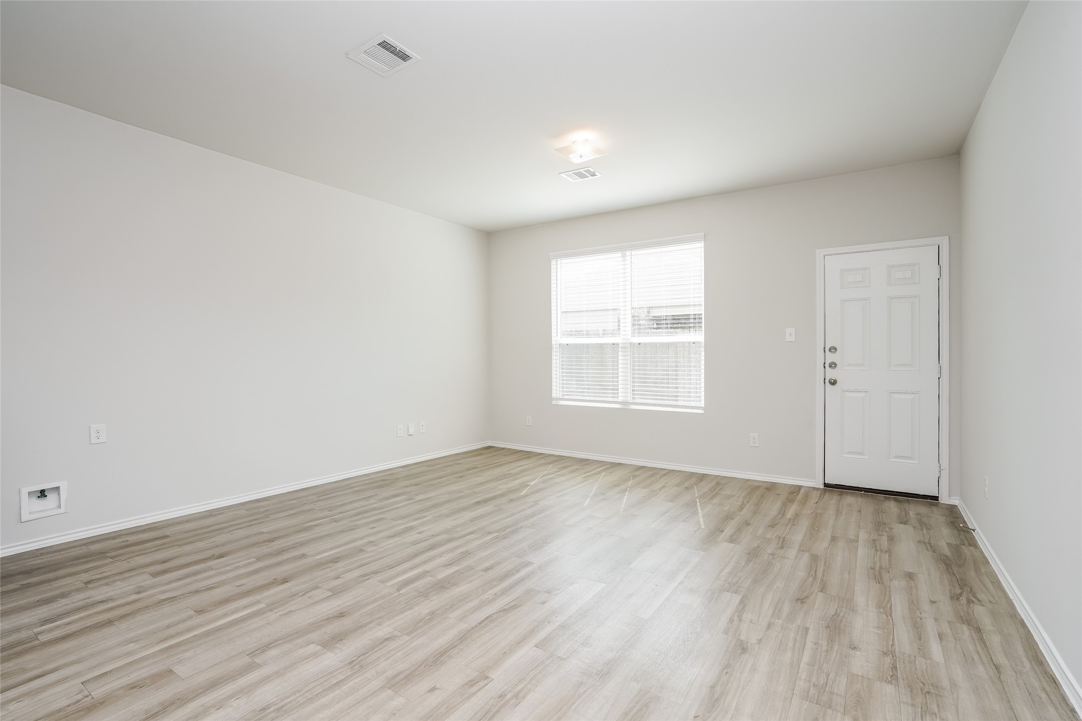 4823 Sweet Chestnut Lane Spring, TX 77373 - Photo 9 of 14 Photos may be representative of the floor plan and not the exact home. Finishes, layout, and features of the actual property for lease may vary.