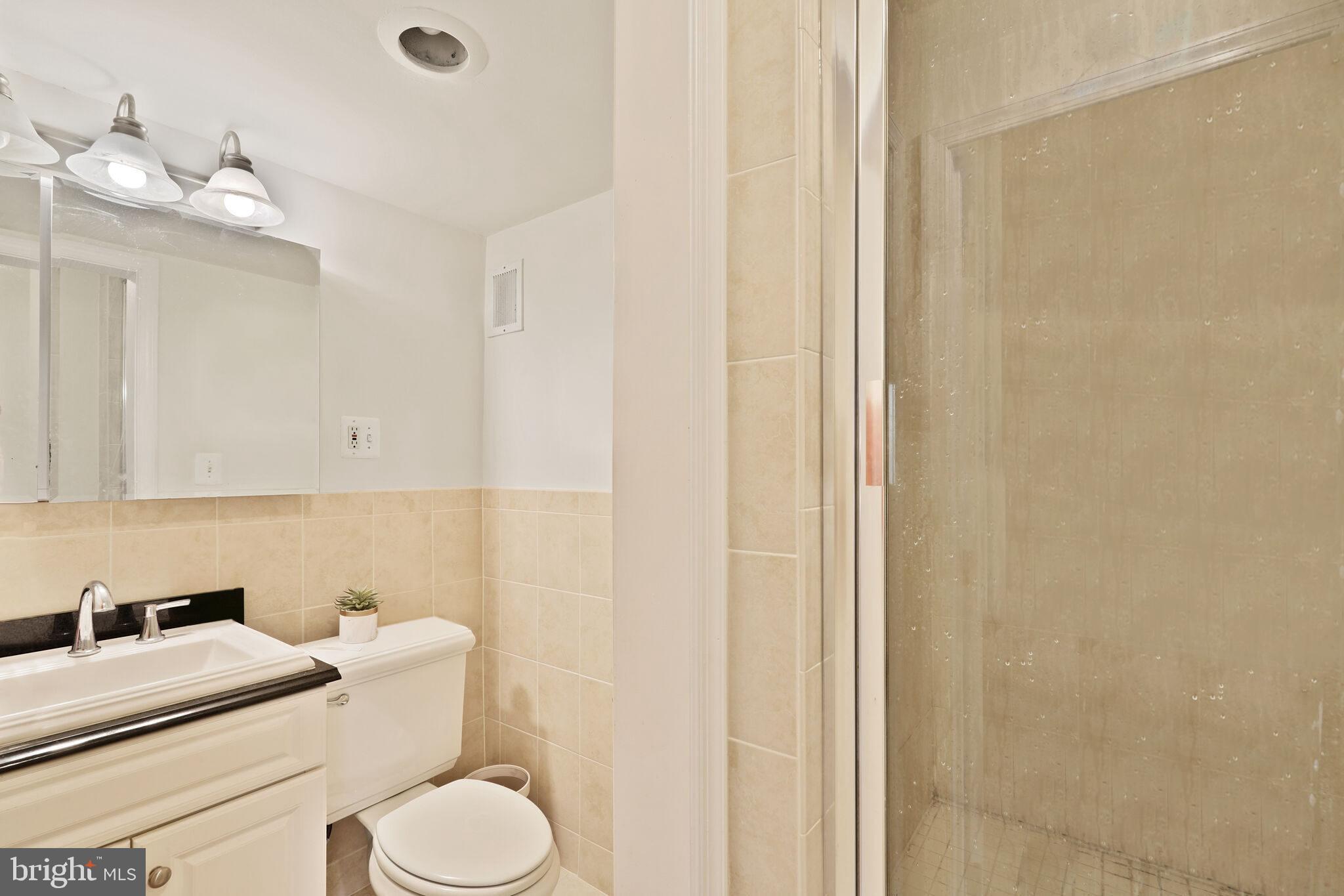 1330 New Hampshire Avenue Northwest, Unit 215 Washington, DC 20036 - Photo 9 of 14 Primary bath