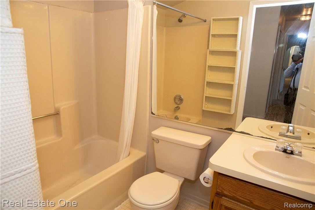 979 Knightsbridge Road Canton, MI 48187 - Photo 13 of 30 979KB(31).JPG