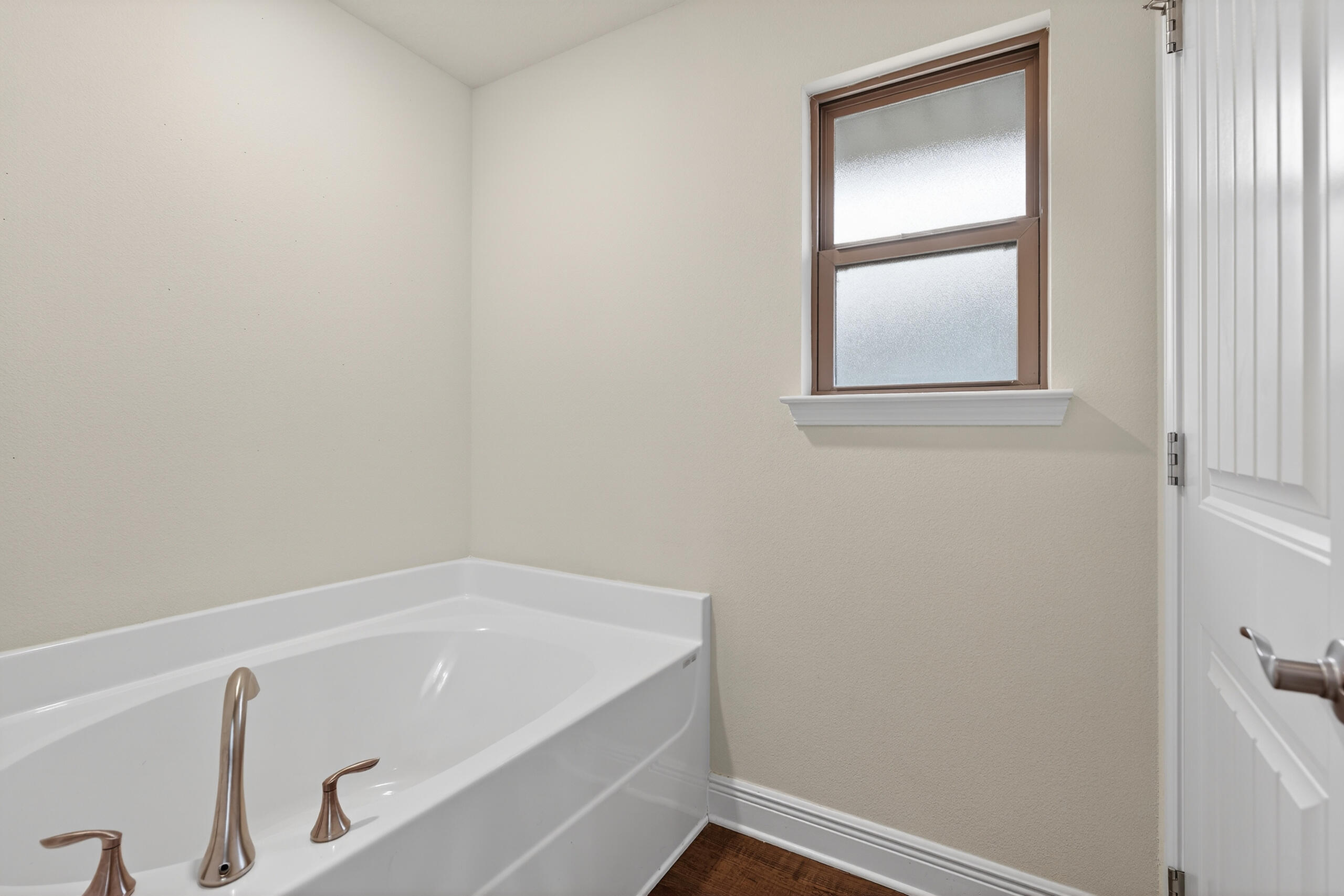 5733 Marigold Loop Crestview, FL 32539 - Photo 34 of 45 a bathroom with a bathtub