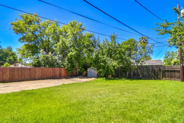a view of a backyard