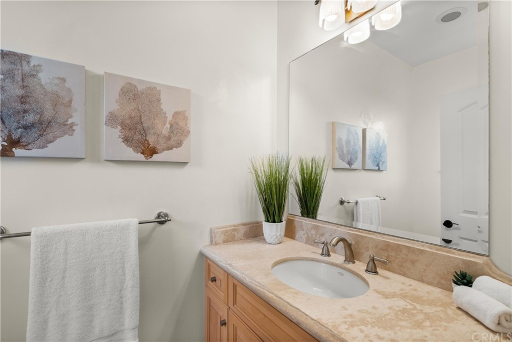 644 10th Street Hermosa Beach, CA 90254 - Photo 12 of 60 Top level half bathroom