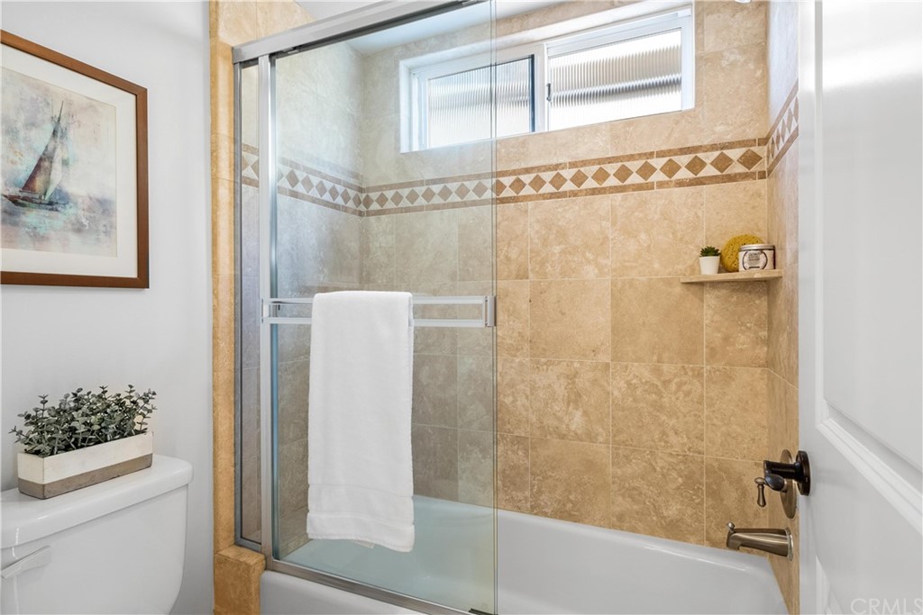 644 10th Street Hermosa Beach, CA 90254 - Photo 25 of 60 a bathroom with a tub