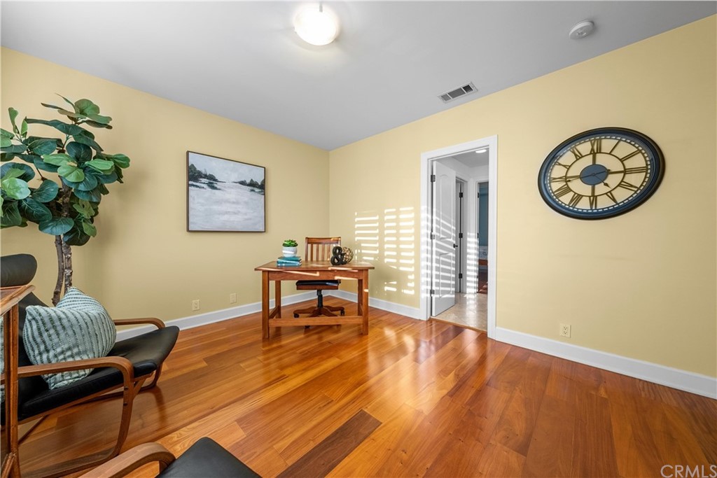 644 10th Street Hermosa Beach, CA 90254 - Photo 29 of 60 a bathroom with sinks a mirror and a bathtub