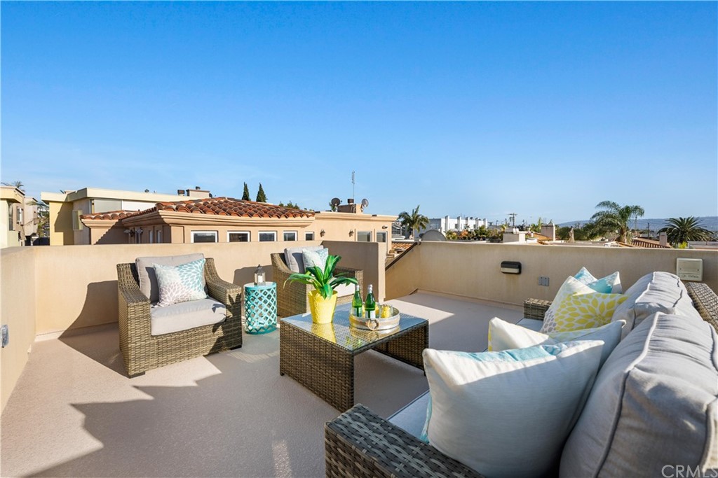 644 10th Street Hermosa Beach, CA 90254 - Photo 47 of 60 a view of entryway and hall