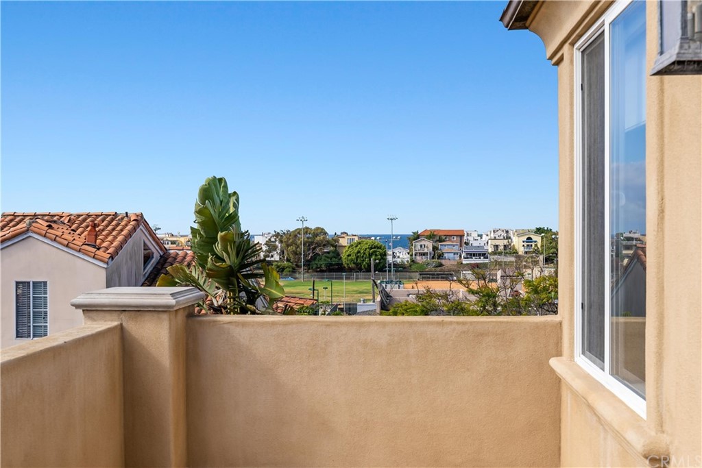 644 10th Street Hermosa Beach, CA 90254 - Photo 50 of 60 a bedroom with a bed and a potted plant