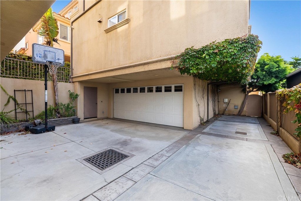 644 10th Street Hermosa Beach, CA 90254 - Photo 54 of 60 Front of townhouse