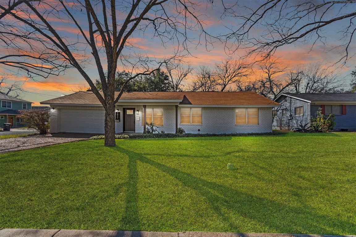 a view of a house with a yard