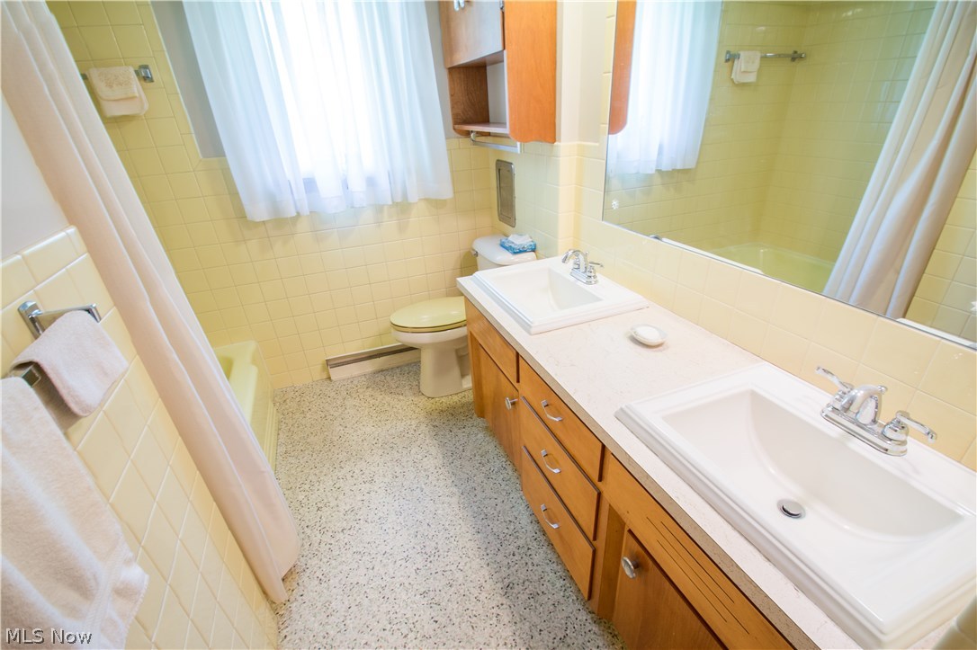 2250 Springfield Center Road Akron, OH 44312 - Photo 14 of 35 Main floor bathroom in amazing condition!!