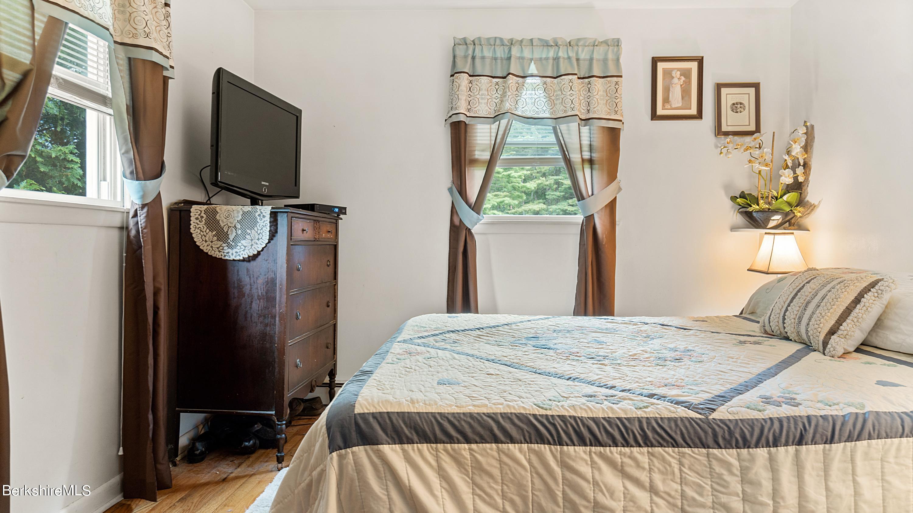 96 Melbourne Road Pittsfield, MA 01201 - Photo 13 of 25 Bedroom 1 (2)
