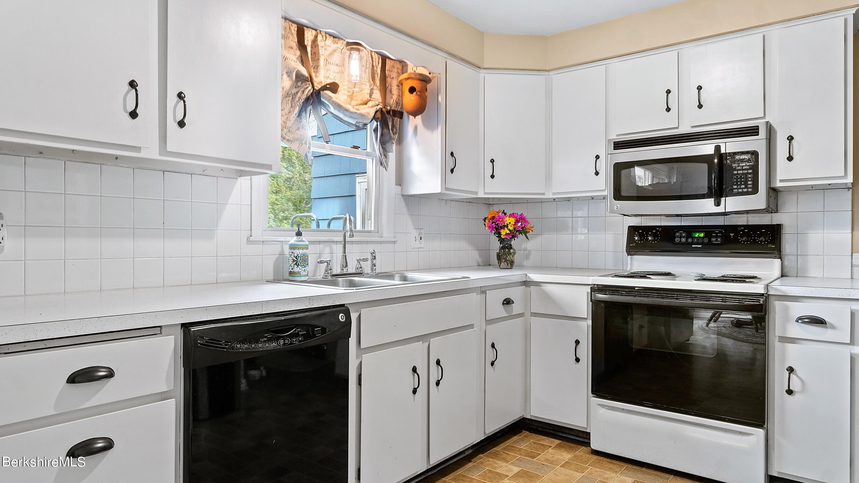 96 Melbourne Road Pittsfield, MA 01201 - Photo 7 of 25 Kitchen 1