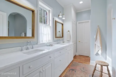 $695,000 | 1005 Loreauville Road, New Iberia, LA 70563