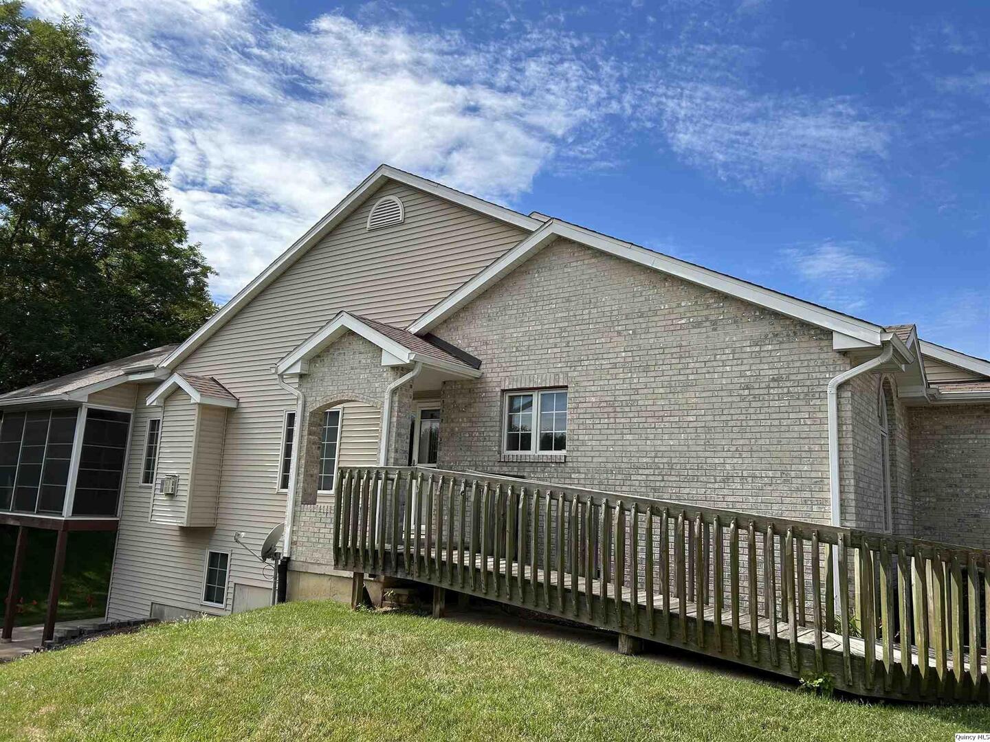 2608 Kings Pointe Quincy, IL 62305 - Photo 2 of 22