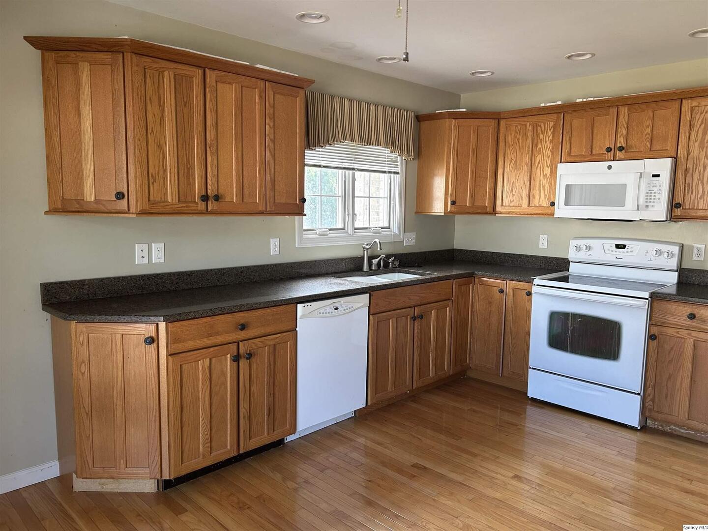 2608 Kings Pointe Quincy, IL 62305 - Photo 5 of 22