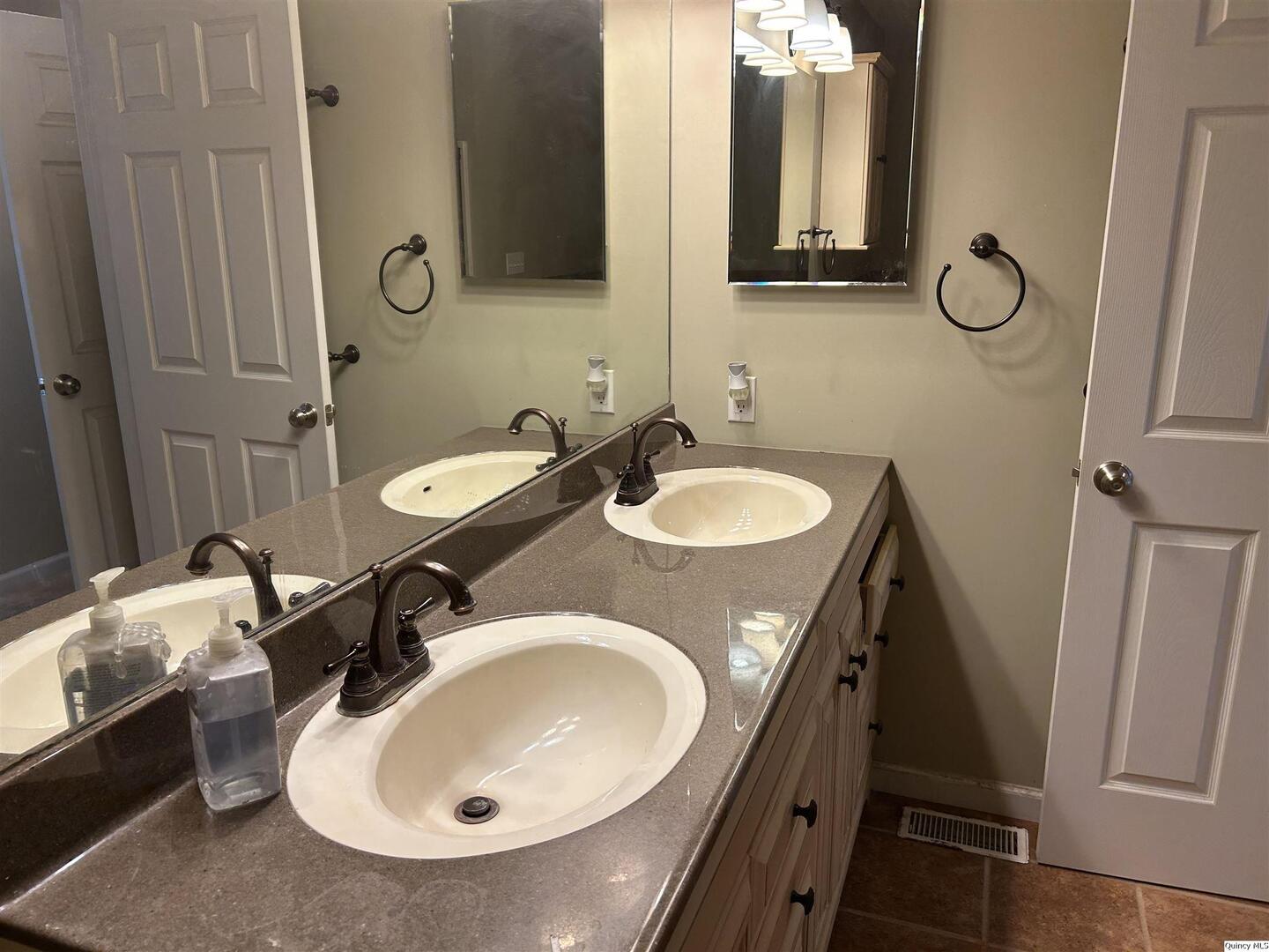 2608 Kings Pointe Quincy, IL 62305 - Photo 9 of 22