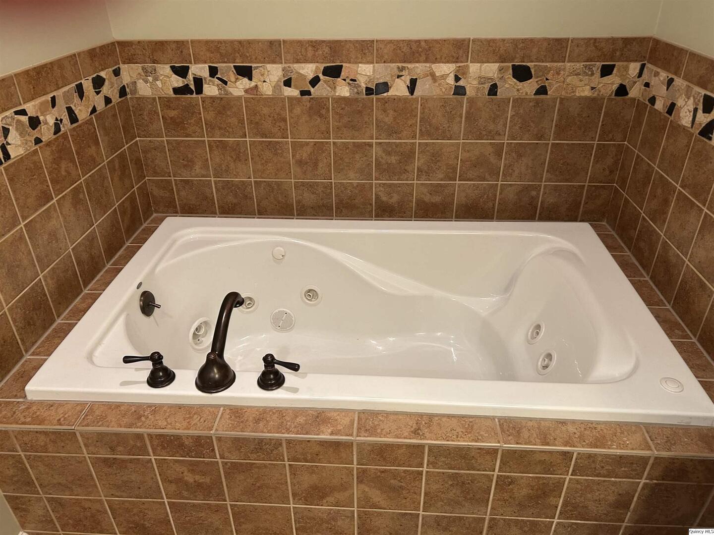 2608 Kings Pointe Quincy, IL 62305 - Photo 10 of 22