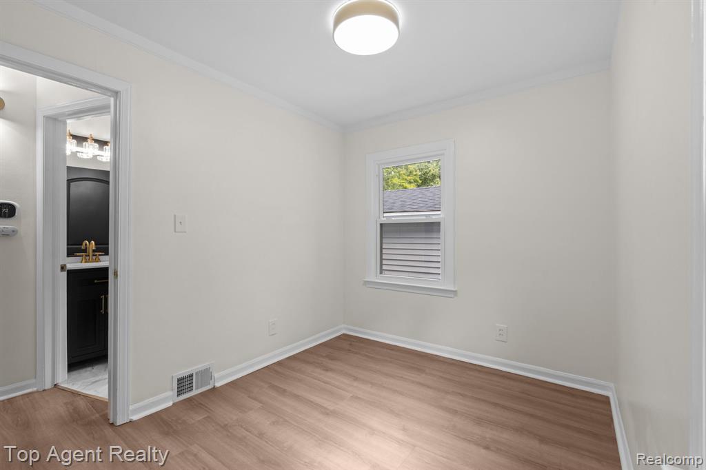 2169 Roslyn Road Grosse Pointe Woods, MI 48236 - Photo 19 of 43