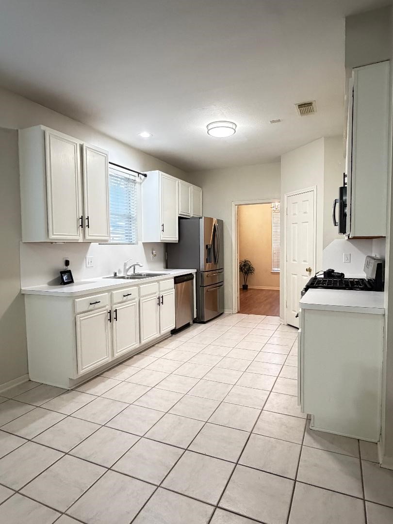 62 Hollylaurel Drive Spring, TX 77382 - Photo 6 of 15 Kitchen has lots of cabinets and countertop space