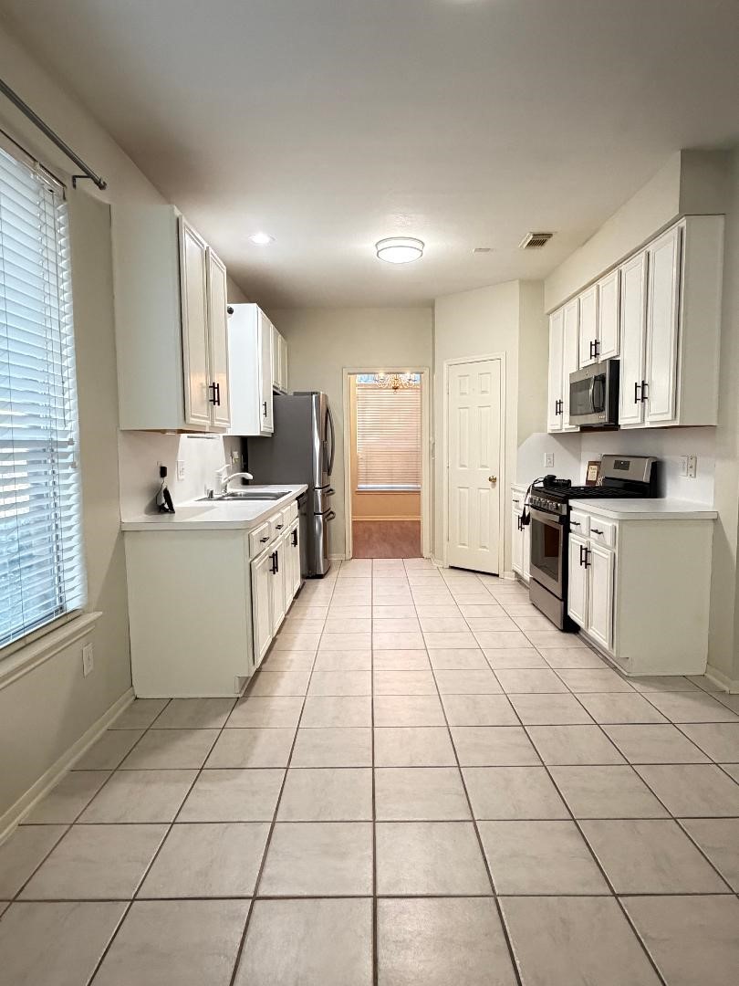 62 Hollylaurel Drive Spring, TX 77382 - Photo 8 of 15 Breakfast area next to the kitchen