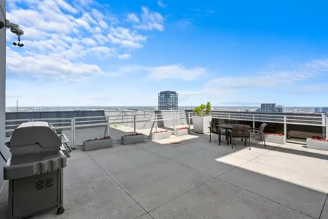 $385,000 | 737 West Washington Boulevard, Unit 3406, Chicago, IL 60661
