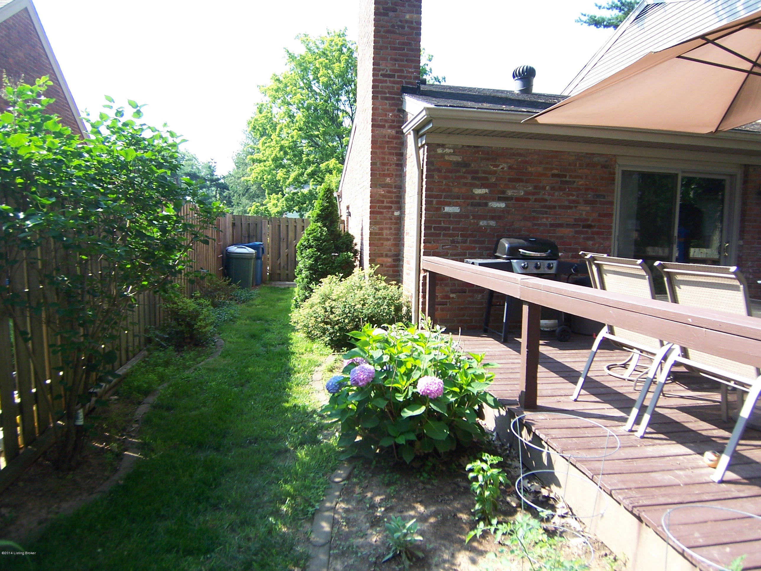 9003 Cardiff Road Louisville, KY 40242 - Photo 6 of 29 side yard