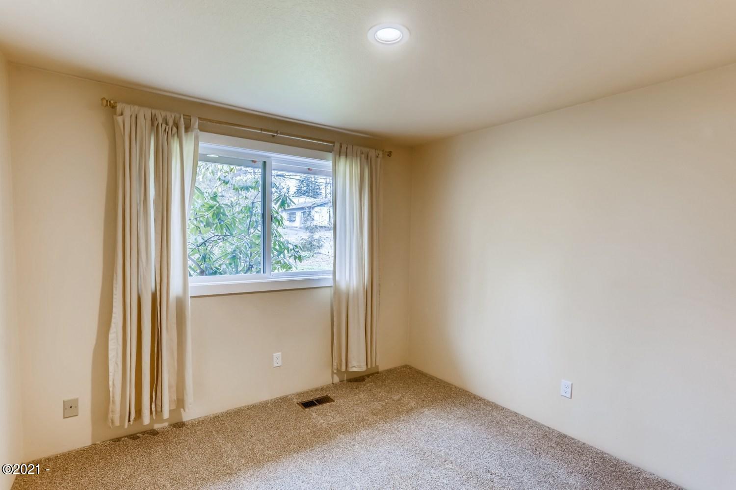 6516 Southwest Taylors Ferry Road Tigard, OR 97223 - Photo 18 of 28 6516 SW Taylors Ferry Rd Tigard OR - Web