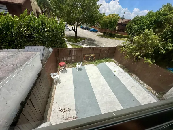 a view of sitting area with furniture