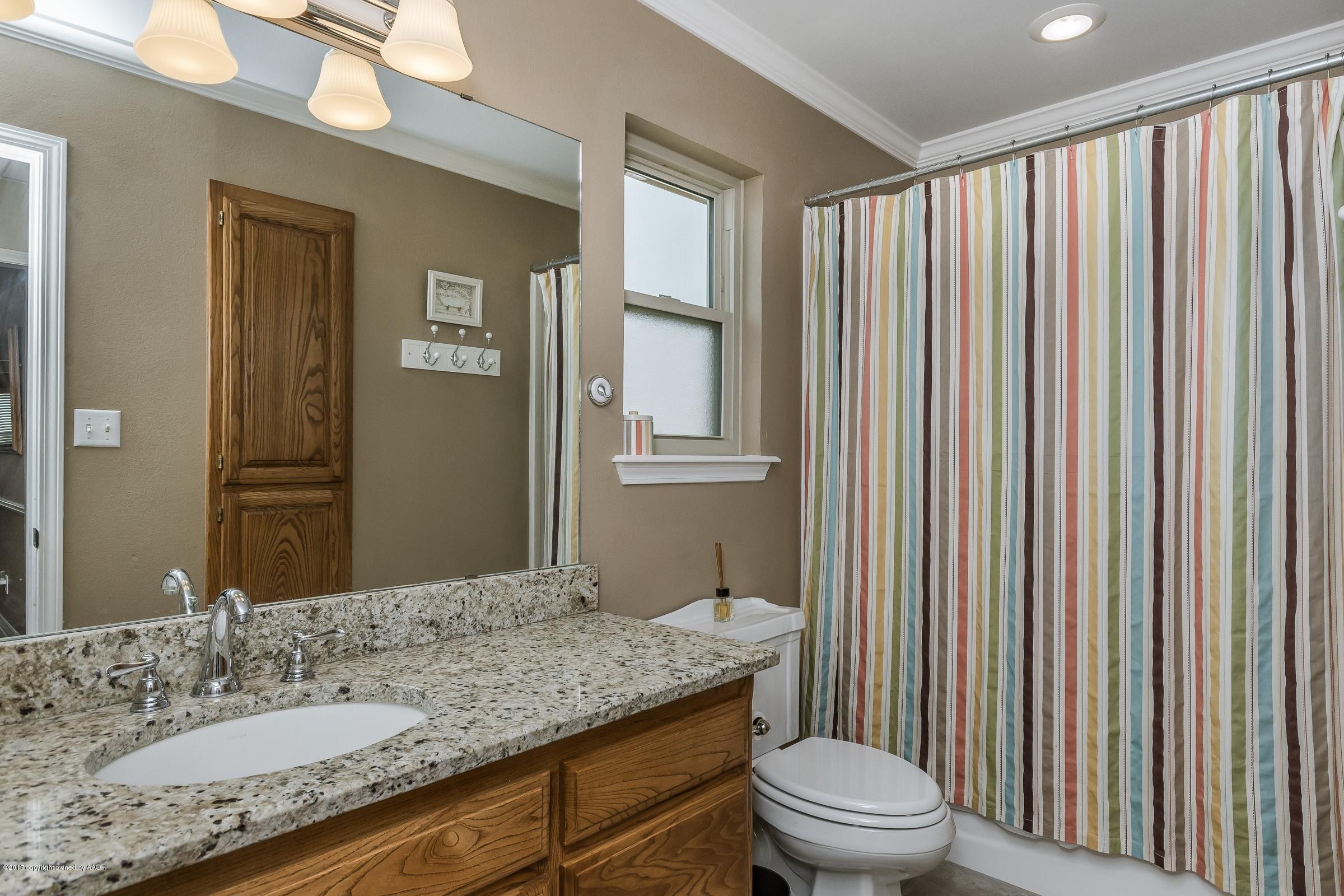 4701 Bushland Road Amarillo, TX 79119 - Photo 21 of 34 020_Hall Bathroom_