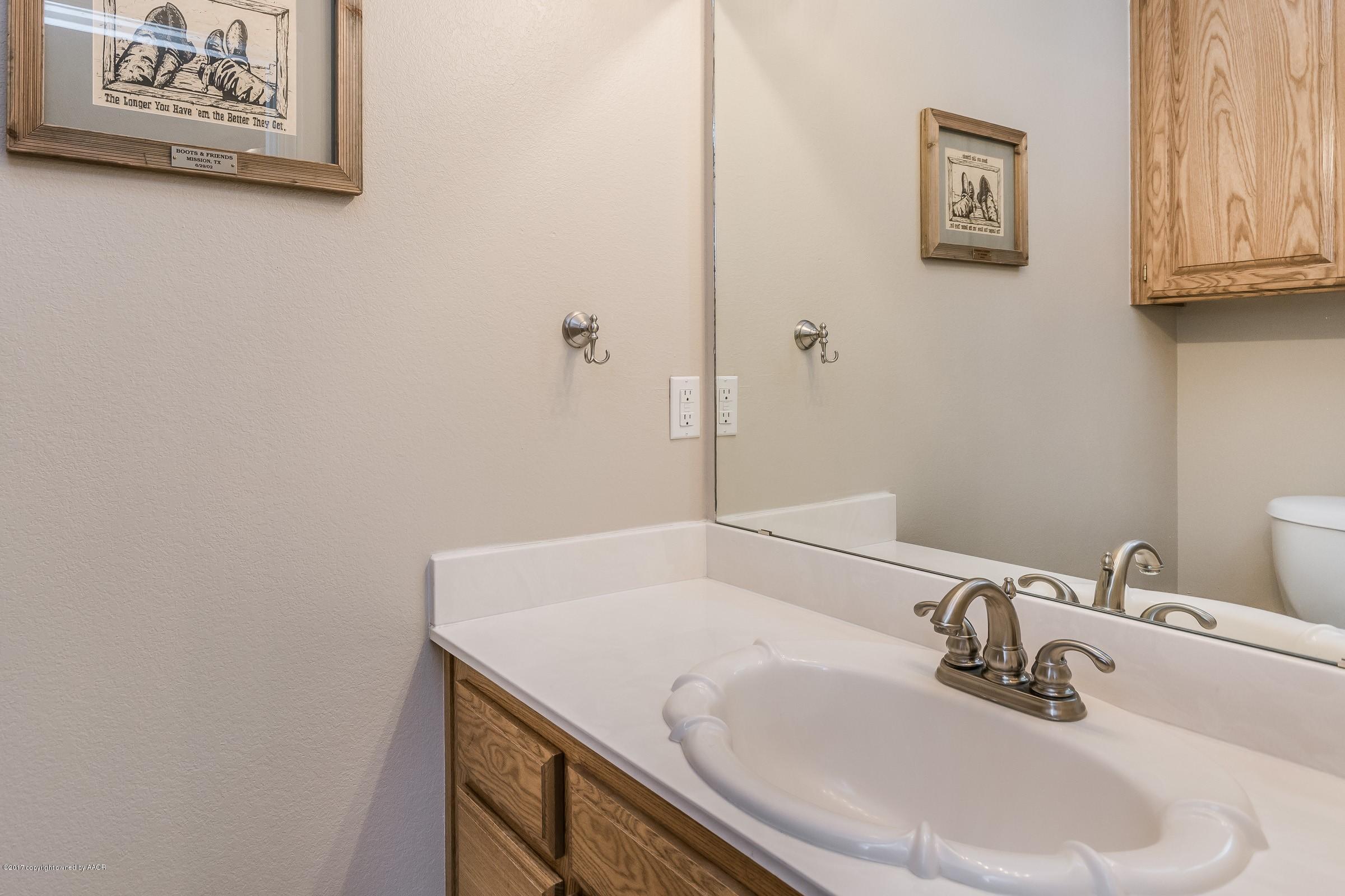 4701 Bushland Road Amarillo, TX 79119 - Photo 25 of 34 024_Powder Room_