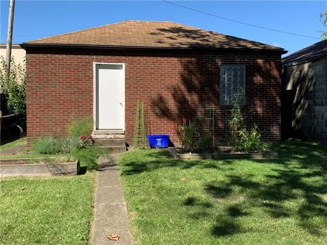 a view of back yard of the house