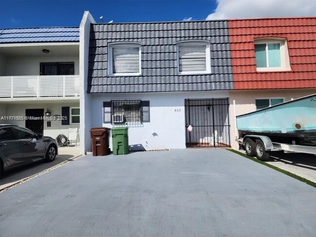 857 West 79th Place Hialeah, FL 33014 - Photo 4 of 20