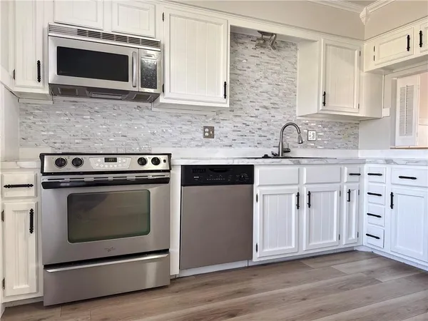 $225,000 | 160 Northeast Bayview Drive, Lee's Summit, MO 64064