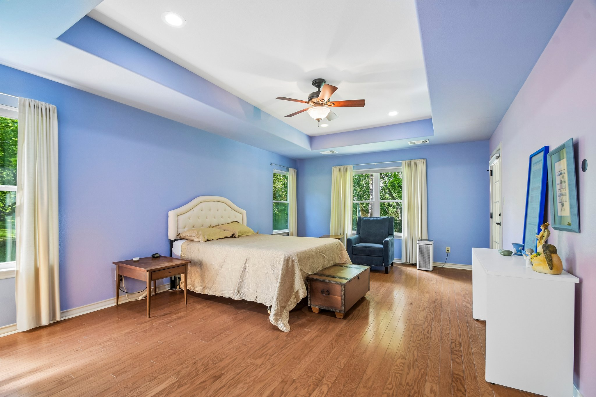 307 West 4th Street Elgin, TX 78621 - Photo 16 of 40 Spacious interior featuring wood-finish flooring, a tray ceiling with recessed lighting, and multiple windows