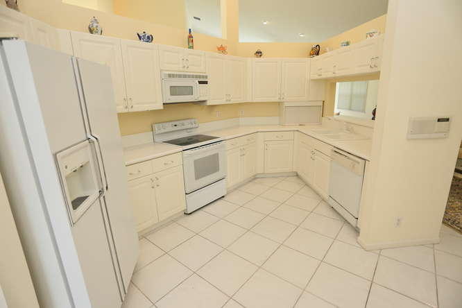 6829 Sun River Road Boynton Beach, FL 33437 - Photo 14 of 48 Large kitchen