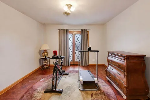 a view of a house with backyard and a garden