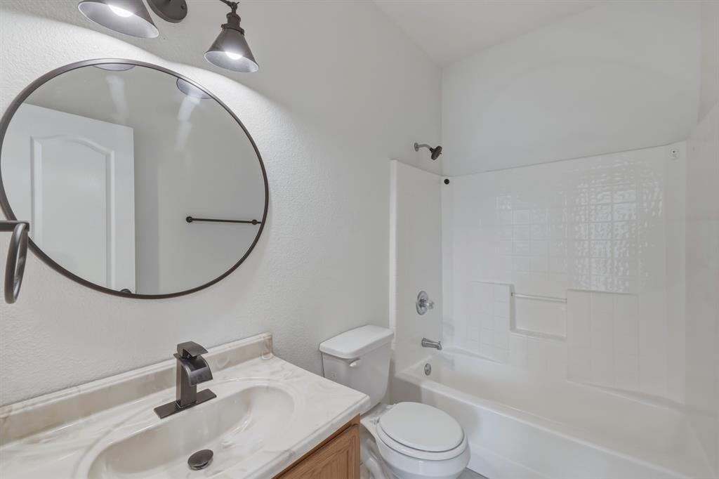 13509 Ponderosa Ranch Road Fort Worth, TX 76262 - Photo 17 of 33 Secondary bathroom.
