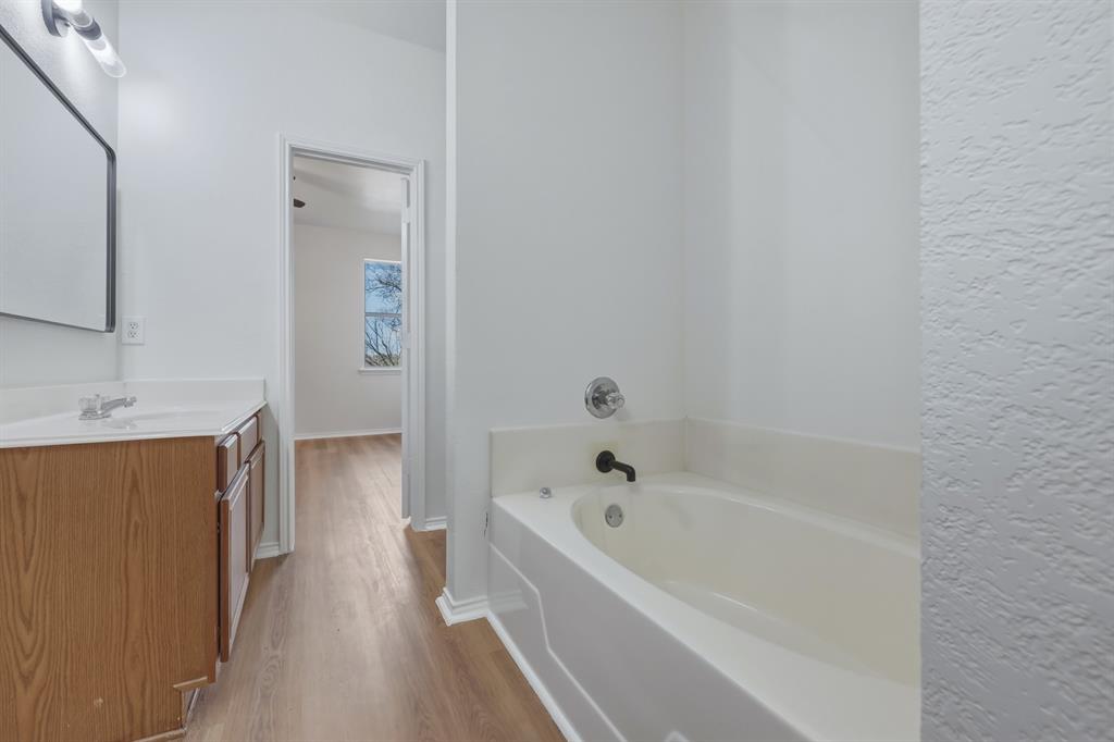 13509 Ponderosa Ranch Road Fort Worth, TX 76262 - Photo 25 of 33 Soaking tub.