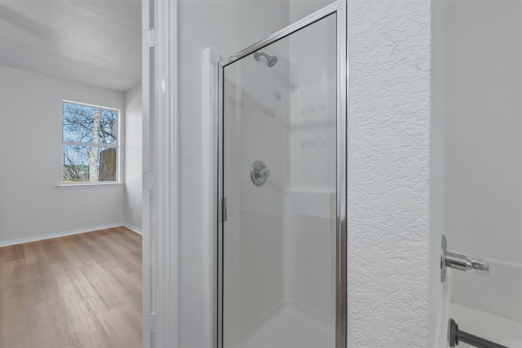 13509 Ponderosa Ranch Road Fort Worth, TX 76262 - Photo 26 of 33 Separate shower and tub.