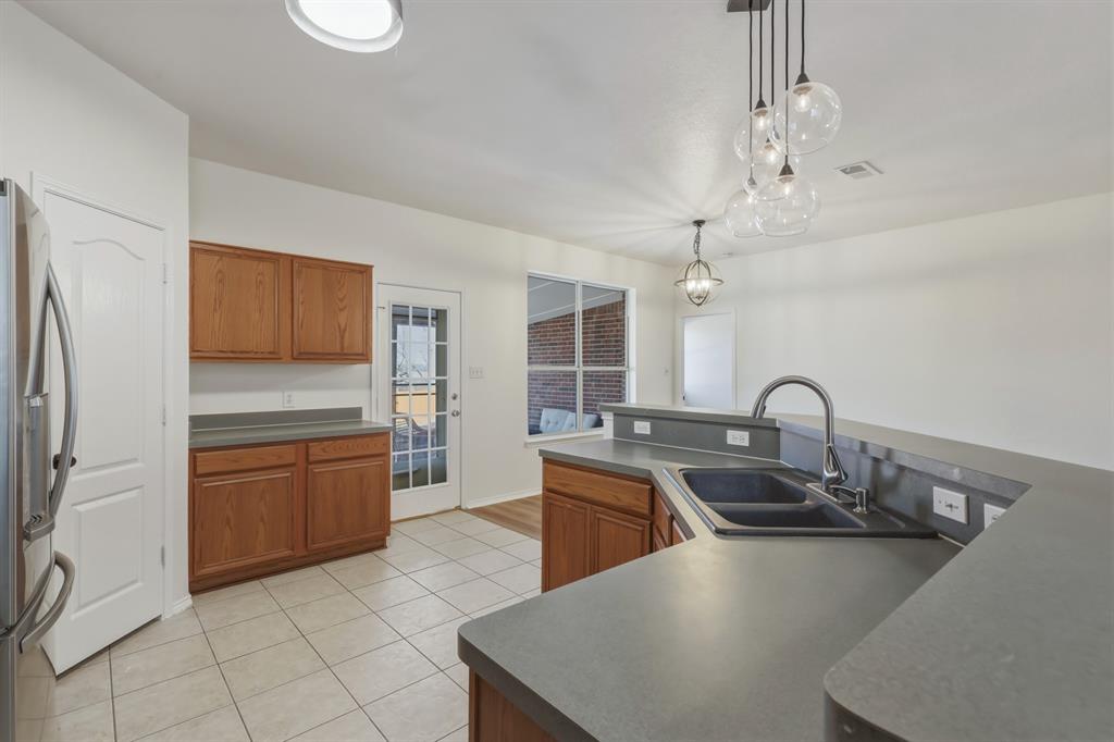 13509 Ponderosa Ranch Road Fort Worth, TX 76262 - Photo 10 of 33 Large kitchen.