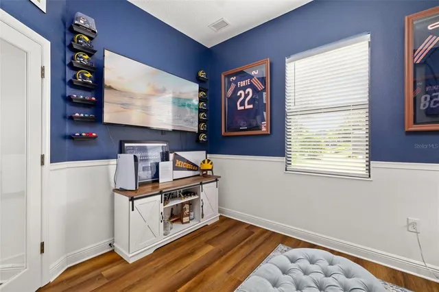 a en suite bathroom with a double vanity sink and a mirror