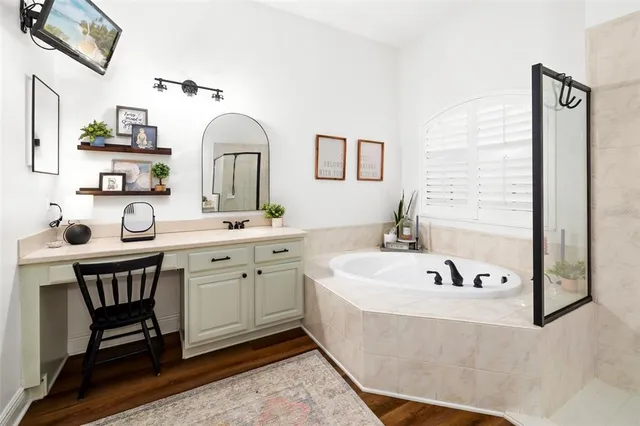 a picture of a bathroom with a picture of a picture