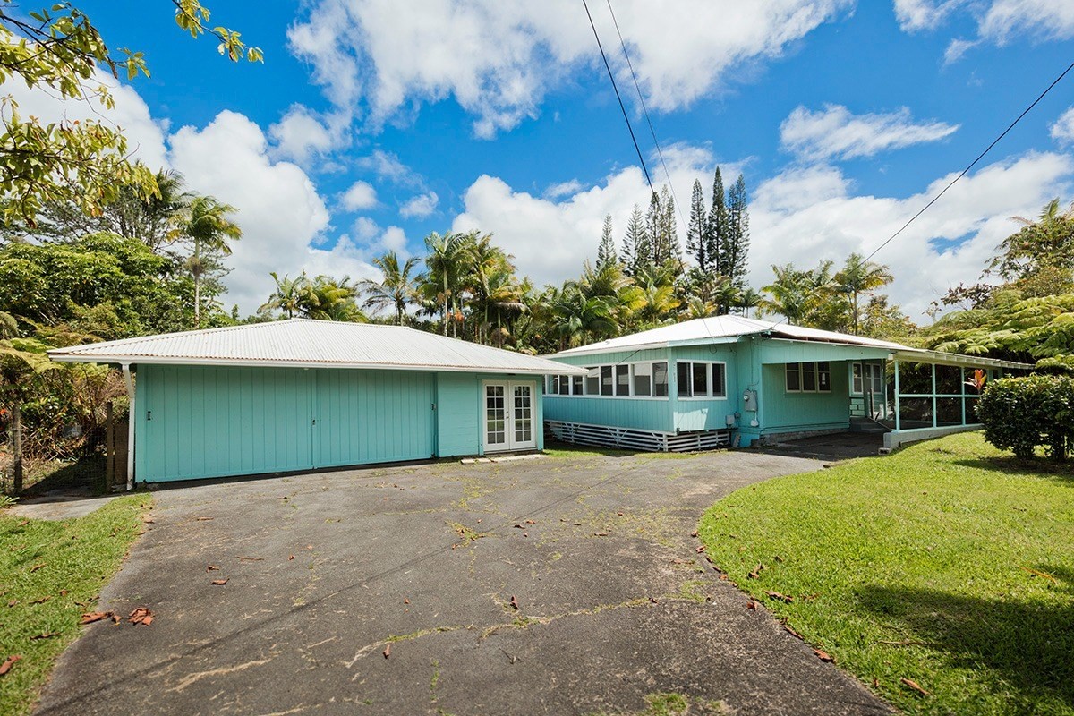 17-1033 Volcano Road Mountain View, HI 96760 - Photo 3 of 25 a front view of a house with garden