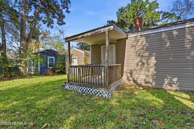 a view of a house with a backyard