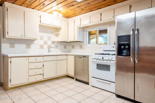 a view of livingroom with furniture