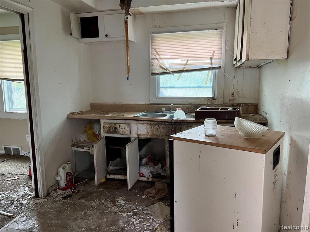 15743 Greenfield Road Detroit, MI 48227 - Photo 12 of 40