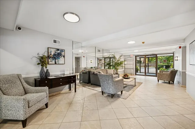 $290,000 | 175 Lake Boulevard, Unit 301, Buffalo Grove, IL 60089